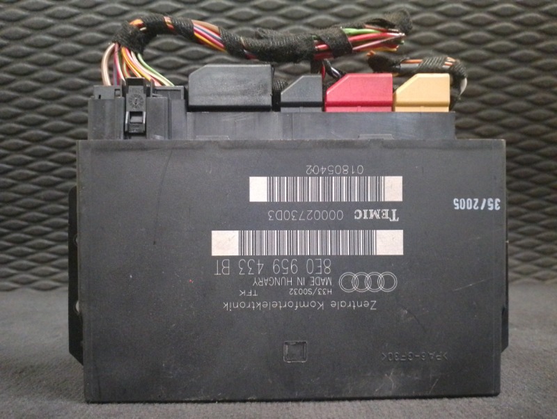 Блок комфорта на Audi A4 B7 / Ауди А4 Б7 2005-2007г.\nОригинал.\nВ отличном состоянии. Без дефектов.\nГарантия на установку и проверку.\nКонтрактная запчасть из Японии. \nОтправим в регионы ТК.\nНа этот автомобиль есть и другие запчасти.
