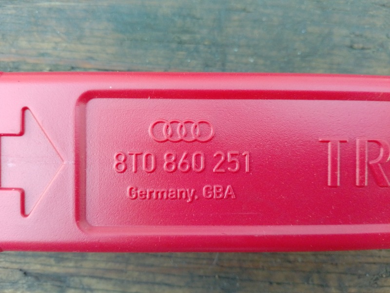 Знак аварийной остановки на Audi A4 B8 / Ауди А4 Б8 2007-2015г.\nОригинал.\nВ отличном состоянии. Без дефектов.\nГарантия на установку и проверку.\nКонтрактная запчасть из Японии. \nОтправим в регионы ТК.\nНа этот автомобиль есть и другие запчасти.