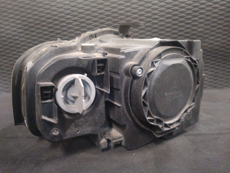 Фара передняя левая на Audi A4 B7 / Ауди А4 Б7 2005-2007г.\nОригинал.\nВ рабочем состоянии. Правый руль.\nГарантия на установку и проверку.\nКонтрактная запчасть из Японии. \nОтправим в регионы ТК.\nНа этот автомобиль есть и другие запчасти.