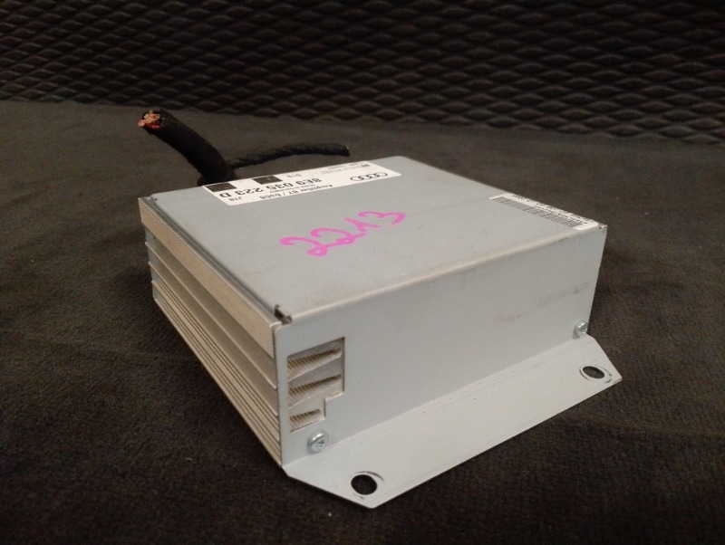 Блок электронный усилитель акустической системы на Audi A4 B7 / Ауди А4 Б7 2005-2007г.\nОригинал.\nВ отличном состоянии. Без дефектов.\nГарантия на установку и проверку.\nКонтрактная запчасть из Японии. \nОтправим в регионы ТК.\nНа этот автомобиль есть и 