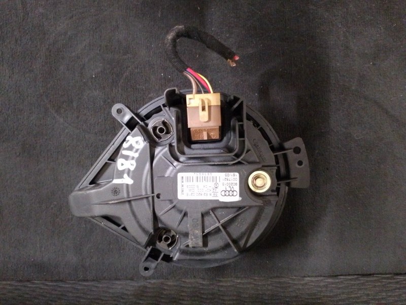 Моторчик отопителя печки на Audi A4 B7 / Ауди А4 Б7 2005-2007г.\nОригинал.\nВ отличном состоянии. Без дефектов.\nГарантия на установку и проверку.\nКонтрактная запчасть из Японии. \nОтправим в регионы ТК.\nНа этот автомобиль есть и другие запчасти.