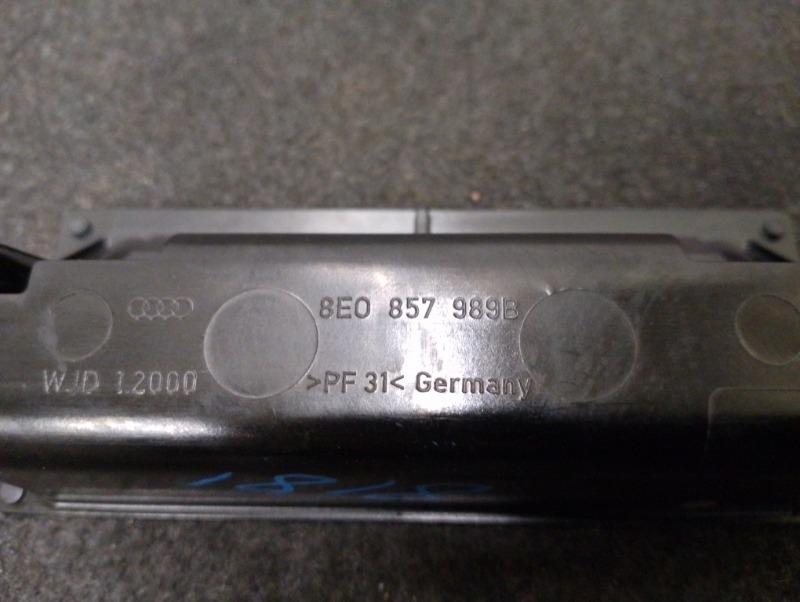 Пепельница передняя на Audi A4 B7 / Ауди А4 Б7 2005-2007г.\nОригинал.\nВ отличном состоянии. Без дефектов.\nГарантия на установку и проверку.\nКонтрактная запчасть из Японии. \nОтправим в регионы ТК.\nНа этот автомобиль есть и другие запчасти.