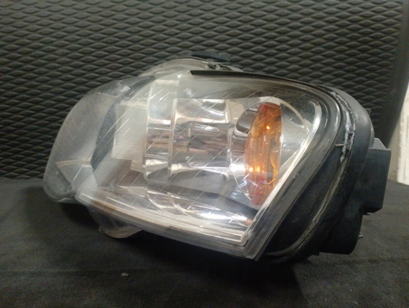 Фара передняя левая на Audi A4 B7 / Ауди А4 Б7 2005-2007г.\nОригинал.\nВ отличном состоянии. Правый руль.\nГарантия на установку и проверку.\nКонтрактная запчасть из Японии. \nОтправим в регионы ТК.\nНа этот автомобиль есть и другие запчасти.
