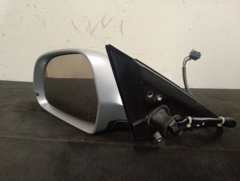 Зеркало электрическое левое на Audi A4 B8 / Ауди А4 Б8 2007-2015г.\nОригинал. 10 контактов.\nЗаводская краска, цвет серебро ,код краски P5.\nВ отличном состоянии. Без дефектов.\nКонтрактная запчасть из Японии. \nГарантия на установку и проверку.\nОтправим