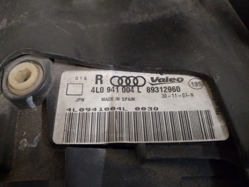 Фара передняя правая ксенон на Audi Q7 4L Дорестайлинг 2005-2009г.\nОригинал. \nСтекло в хорошем состоянии.\nКонтрактная запчасть из Японии.\nБез пробега по РФ.\nОтправим в регионы ТК.