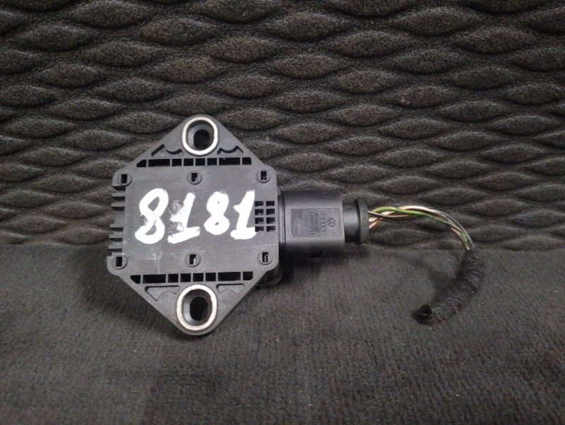 Датчик ускорения на Audi A4 B7 / Ауди А4 Б7 2005-2007г.\nОригинал.\nВ отличном состоянии. Без дефектов.\nГарантия на установку и проверку.\nКонтрактная запчасть из Японии. \nОтправим в регионы ТК.\nНа этот автомобиль есть и другие запчасти.