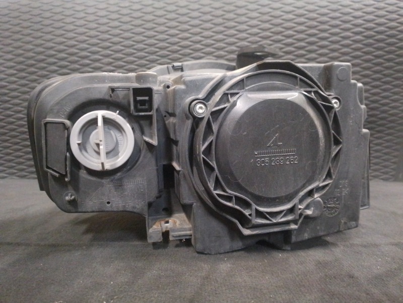 Фара передняя левая на Audi A4 B7 / Ауди А4 Б7 2005-2007г.\nОригинал.\nВ отличном состоянии. Правый руль.\nГарантия на установку и проверку.\nКонтрактная запчасть из Японии. \nОтправим в регионы ТК.\nНа этот автомобиль есть и другие запчасти.