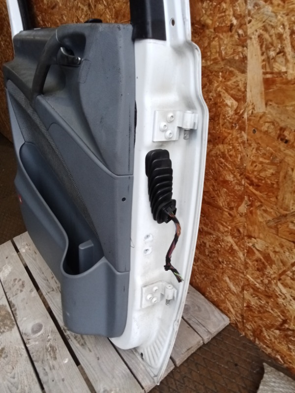 Дверь передняя левая Mercedes Viano W639 V350 Vito W636 / Мерседес Виано В639 639 636 350 2003-2014г.\nОригинал.\nАвтомобиль с аукциона Японии.\nВ хорошем состоянии. Заводская краска.\nБез жучков и коррозии. В сборе как на фото.\nЦветь белый\nПробег 98000