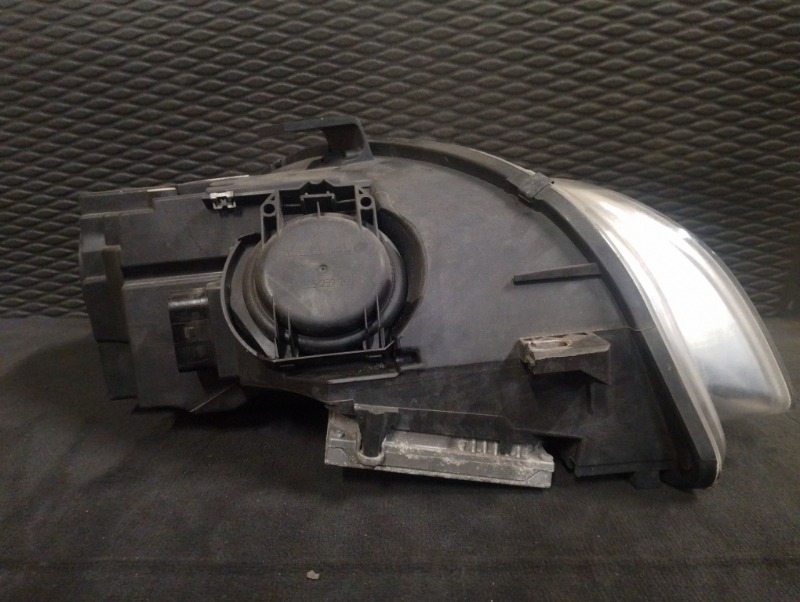 Фара передняя левая на Audi A4 B7 / Ауди А4 Б7 2005-2007г.\nОригинал.\nВ отличном состоянии. Правый руль.\nГарантия на установку и проверку.\nКонтрактная запчасть из Японии. \nОтправим в регионы ТК.\nНа этот автомобиль есть и другие запчасти.