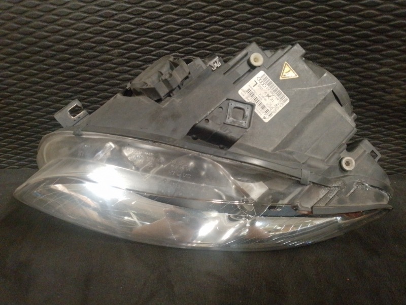 Фара передняя левая на Audi A4 B7 / Ауди А4 Б7 2005-2007г.\nОригинал.\nВ отличном состоянии. Правый руль.\nГарантия на установку и проверку.\nКонтрактная запчасть из Японии. \nОтправим в регионы ТК.\nНа этот автомобиль есть и другие запчасти.