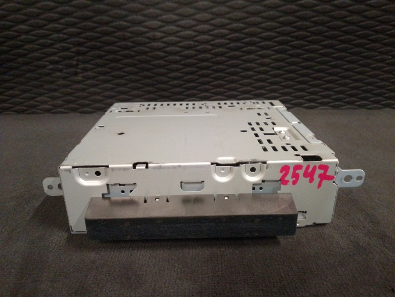 Проигрыватель CD DVD на Volvo XC90 I / Вольво ХС90 2000-2015г.\nОригинал.\nВ отличном состоянии. Без дефектов.\nГарантия на установку и проверку.\nКонтрактная запчасть из Японии. \nОтправим в регионы ТК.\nНа этот автомобиль есть и другие запчасти.