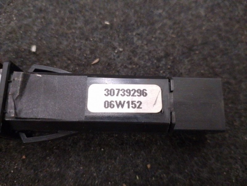 Кнопка аварийной сигнализации на Volvo S40 II / Вольво С40 2 дорест 2004-2012г. \nОригинал.\nВ отличном состоянии. Без дефектов.\nГарантия на установку и проверку.\nКонтрактная запчасть из Японии. \nОтправим в регионы ТК.\nНа этот автомобиль есть и другие