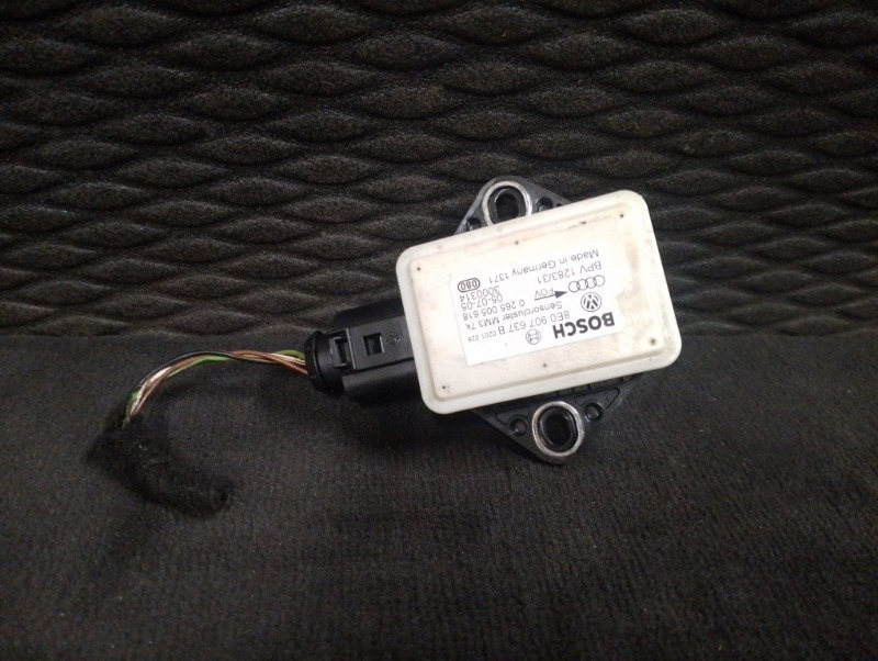 Датчик ускорения на Audi A4 B7 / Ауди А4 Б7 2005-2007г.\nОригинал.\nВ отличном состоянии. Без дефектов.\nГарантия на установку и проверку.\nКонтрактная запчасть из Японии. \nОтправим в регионы ТК.\nНа этот автомобиль есть и другие запчасти.