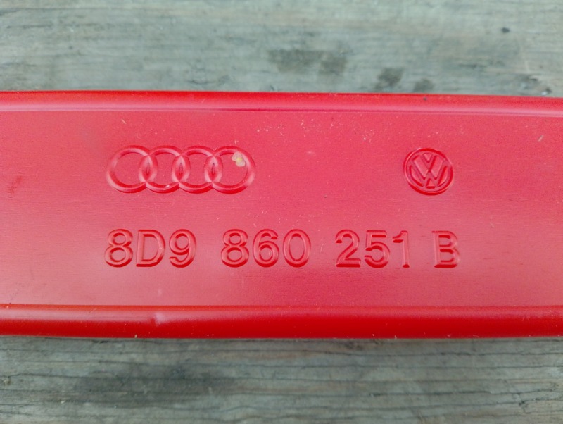 Знак аварийной остановки на Audi A4 B6 / Ауди А4 Б6 2000-2006г.\nОригинал.\nВ отличном состоянии. Без дефектов.\nГарантия на установку и проверку.\nКонтрактная запчасть из Японии. \nОтправим в регионы ТК.\nНа этот автомобиль есть и другие запчасти.