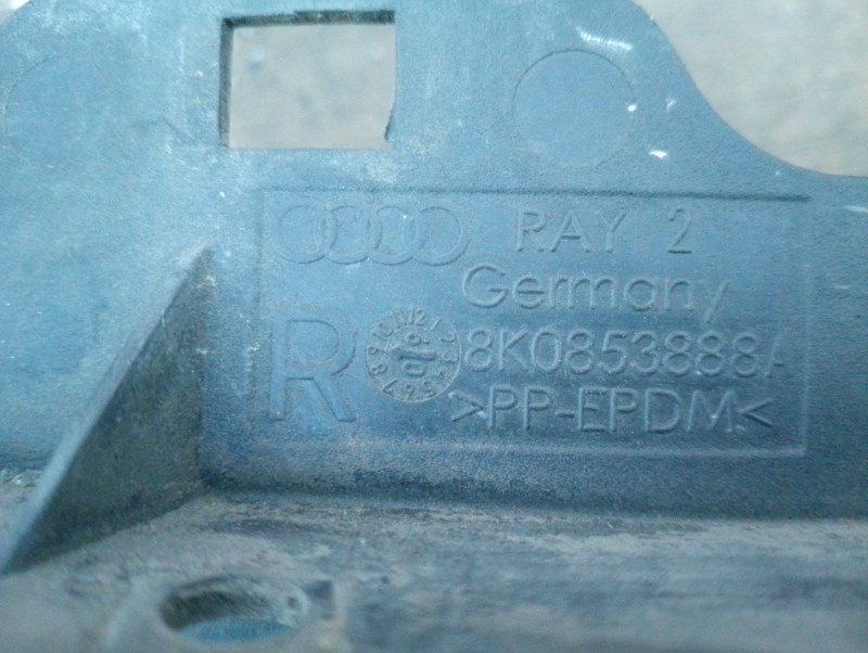Брызговик бампера передний правый на Audi A4 B8 / Ауди А4 Б8 2007-2015г.\nОригинал.\nВ отличном состоянии. Без дефектов.\nГарантия на установку и проверку.\nКонтрактная запчасть из Японии. \nОтправим в регионы ТК.\nНа этот автомобиль есть и другие запчаст