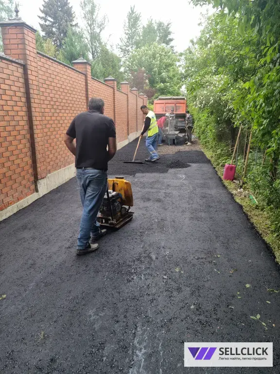 Укладка асфальта и асфальтовой крошки