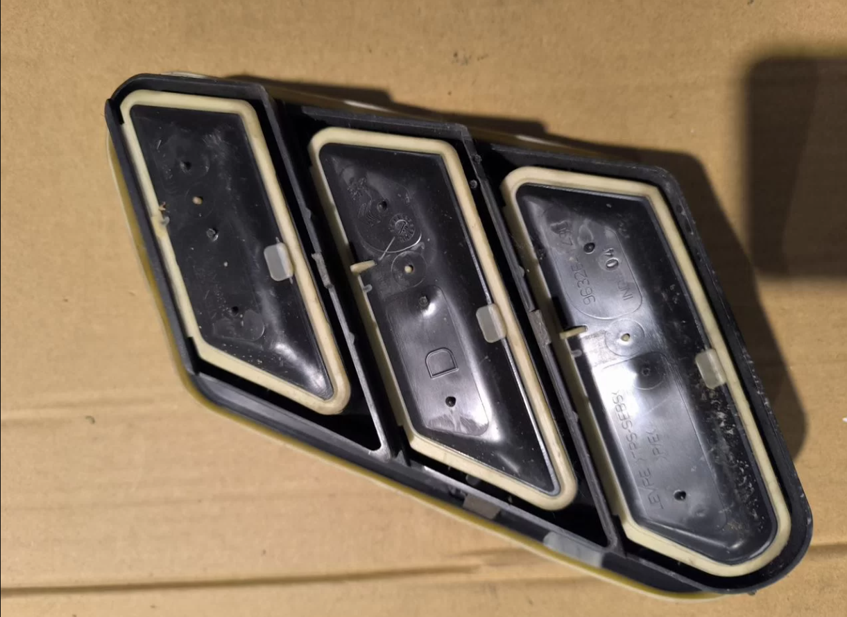 Решетка вентиляции кузова Citroen Berlingo B9