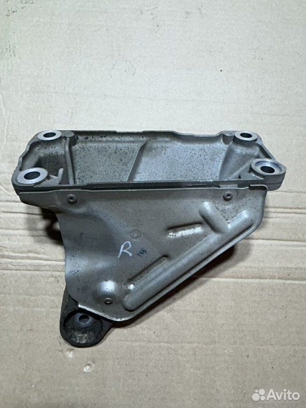 Кронштейн двигателя правый BMW X3 F25 N52B30 2010