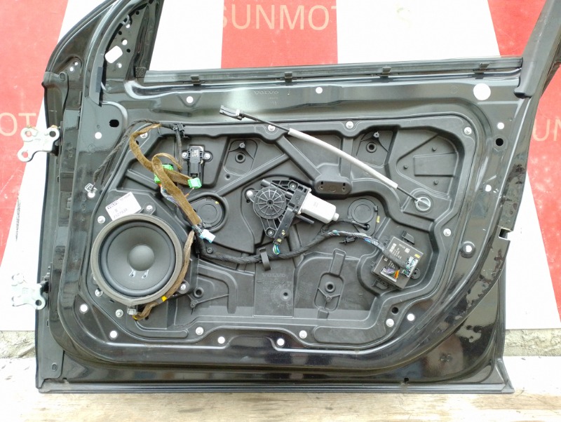 Дверь передняя правая на Volvo S60 II / Вольво 60 С60 2 поколение 2010-2018г.\nОригинал. Заводская краска, цвет черный.\nВ отличном состоянии. Без дефектов.\nКонтрактная запчасть из Японии. \nГарантия на установку и проверку.\nОтправим в регионы ТК.\nНа э