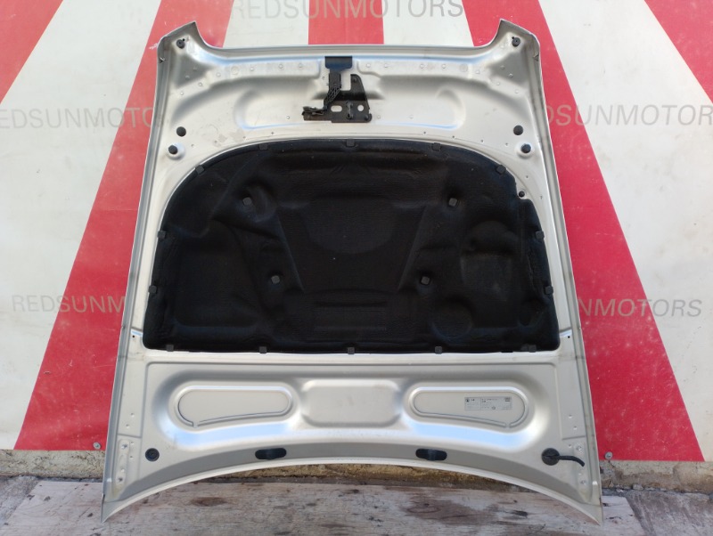 Капот на Audi A6 C6 4F / Ауди А6 С6 4Ф 2006-2012г.\nОригинал. Заводская краска, код краски P5, цвет серебро.\nВ хорошем состоянии .Есть маленькая вмятина.\nКонтрактная запчасть из Японии. \nГарантия на установку и проверку.\nОтправим в регионы ТК.\nНа это