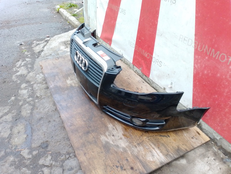 Бампер передний на Audi A4 B7 / Ауди А4 Б7 2005-2007г.\nВ сборе с противо-туманными фарами и решеткой радиатора.\nОригинал. Заводская краска, цвет кузова: черный L8.\nКонтрактная запчасть из Японии. \nВ отличном состоянии. \nЕсть небольшие дефекты лако-кр