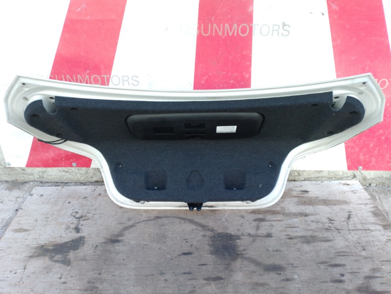 Крышка багажника на БМВ 5 Е60 / BMW 5 Е60 2003-2009г.\nОригинал. Заводская краска, цвет белый.\nВ хорошем состоянии. Есть царапина лкп и маленькая вмятина.\nКонтрактная запчасть из Японии. \nГарантия на установку и проверку.\nОтправим в регионы ТК.\nНа эт