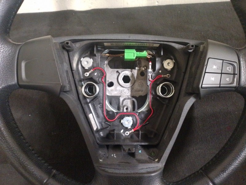 Руль рулевое колесо с подушкой безопасности AIR BAG на Volvo S40 II / Вольво С40 2 дорест 2004-2012г. \nОригинал.\nВ отличном состоянии. Без дефектов и повреждений.\nГарантия на установку и проверку.\nКонтрактная запчасть из Японии. \nОтправим в регионы Т