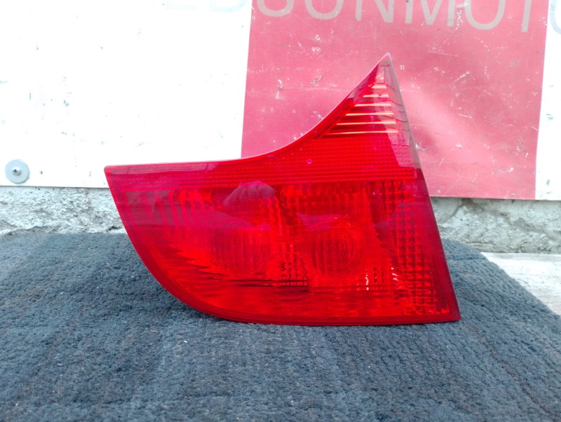 Фонарь задний левый в дверь багажника на Audi A4 B7 / Ауди А4 Б7 2005-2007г.\nОригинал.\nВ отличном состоянии. Без дефектов.\nГарантия на установку и проверку.\nКонтрактная запчасть из Японии. \nОтправим в регионы ТК.\nНа этот автомобиль есть и другие зап