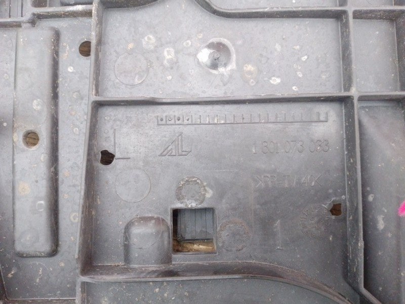 Кронштейн фары левой на Audi A4 B8 / Ауди А4 Б8 2007-2015г.\nОригинал.\nВ отличном состоянии. Без дефектов.\nГарантия на установку и проверку.\nКонтрактная запчасть из Японии. \nОтправим в регионы ТК.\nНа этот автомобиль есть и другие запчасти.