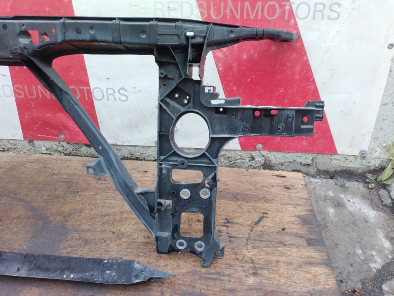 Панель передняя телевизор на Audi Q7 4L / Ауди Q7 4Л 2006-2012г.\nОригинал. Контрактная запчасть из Японии. \nСломана нижняя планка, на фото видно.\nГарантия на установку и проверку.\nОтправим в регионы ТК.\nНа этот автомобиль есть и другие запчасти.