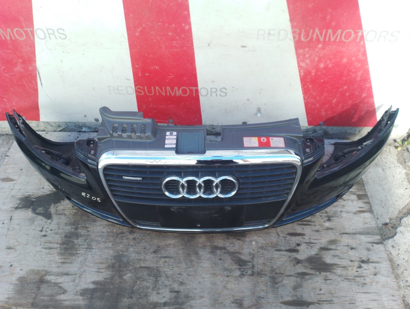 Бампер передний на Audi A4 B7 / Ауди А4 Б7 2005-2007г.\nВ сборе с противо-туманными фарами и решеткой радиатора.\nОригинал. Заводская краска, цвет кузова: черный L8.\nКонтрактная запчасть из Японии. \nВ отличном состоянии. \nЕсть небольшие дефекты лако-кр