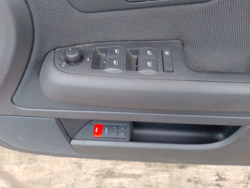 Дверные карты обшивка дверей на Audi A4 B7 / Ауди А4 Б7 2005-2007г.\nОригинал.\nВ отличном состоянии. Без дефектов.\nКонтрактная запчасть из Японии. \nС право-рульной машины.\nГарантия на установку и проверку.\nОтправим в регионы ТК.\nНа этот автомобиль е