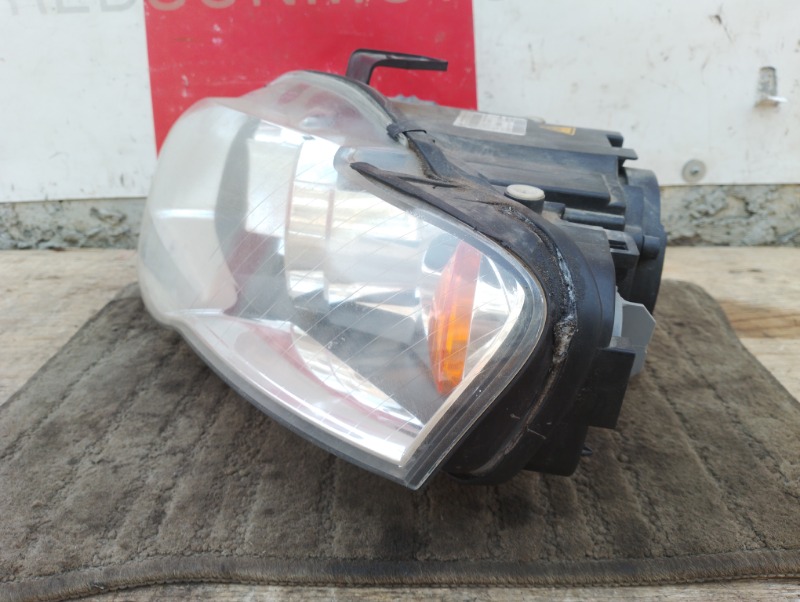Фара передняя левая на Audi A4 B7 / Ауди А4 Б7 2005-2007г.\nОригинал.\nВ отличном состоянии. Правый руль.\nГарантия на установку и проверку.\nКонтрактная запчасть из Японии. \nОтправим в регионы ТК.\nНа этот автомобиль есть и другие запчасти.