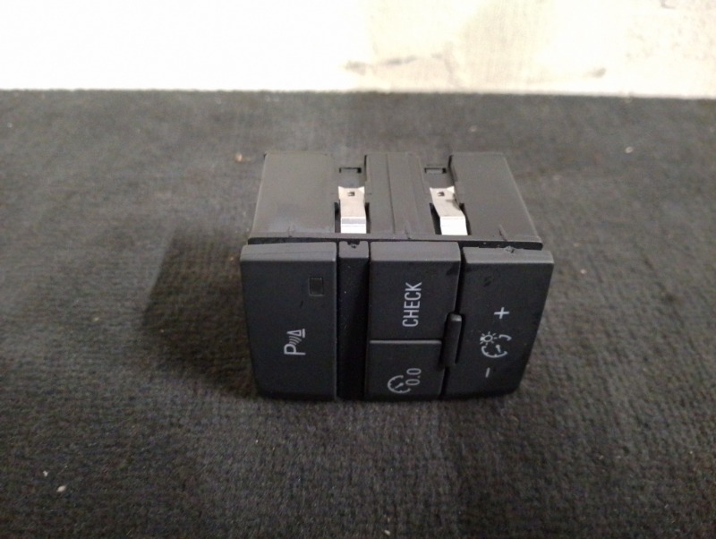 Блок кнопок на Audi Q7 4L / Ауди Q7 4Л 2006-2012г.\nОригинал.\nВ отличном состоянии. Без дефектов.\nГарантия на установку и проверку.\nКонтрактная запчасть из Японии. \nОтправим в регионы ТК.\nНа этот автомобиль есть и другие запчасти.