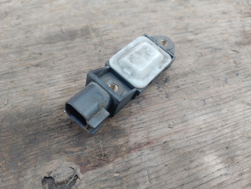Датчик AIR BAG на Volvo XC90 I / Вольво ХС90 2000-2015г.\nОригинал.\nВ отличном состоянии. Без дефектов.\nГарантия на установку и проверку.\nКонтрактная запчасть из Японии. \nОтправим в регионы ТК.\nНа этот автомобиль есть и другие запчасти.