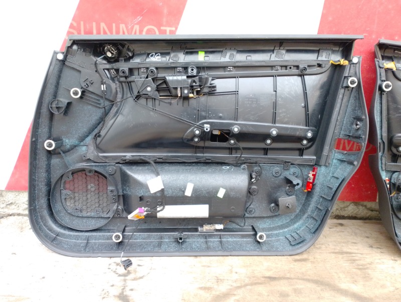 Дверные карты обшивка дверей на Audi A4 B7 / Ауди А4 Б7 2005-2007г.\nОригинал.\nВ отличном состоянии. Без дефектов.\nКонтрактная запчасть из Японии. \nС право-рульной машины.\nГарантия на установку и проверку.\nОтправим в регионы ТК.\nНа этот автомобиль е