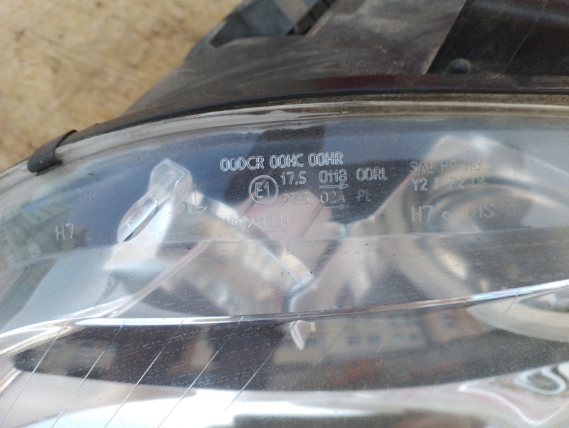 Фара передняя левая на Audi A4 B7 / Ауди А4 Б7 2005-2007г.\nОригинал.\nВ отличном состоянии. Правый руль.\nГарантия на установку и проверку.\nКонтрактная запчасть из Японии. \nОтправим в регионы ТК.\nНа этот автомобиль есть и другие запчасти.