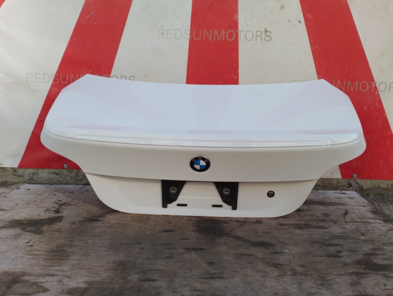 Крышка багажника на БМВ 5 Е60 / BMW 5 Е60 2003-2009г.\nОригинал. Заводская краска, цвет белый.\nВ хорошем состоянии. Есть царапина лкп и маленькая вмятина.\nКонтрактная запчасть из Японии. \nГарантия на установку и проверку.\nОтправим в регионы ТК.\nНа эт