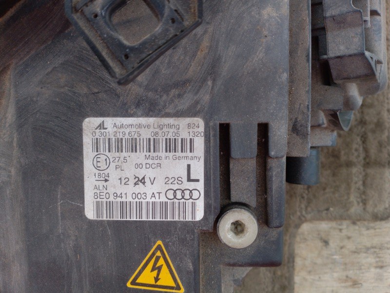 Фара передняя левая на Audi A4 B7 / Ауди А4 Б7 2005-2007г.\nОригинал.\nВ отличном состоянии. Правый руль.\nГарантия на установку и проверку.\nКонтрактная запчасть из Японии. \nОтправим в регионы ТК.\nНа этот автомобиль есть и другие запчасти.