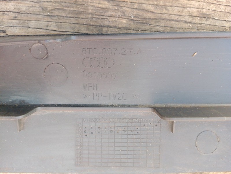 Накладка декоративная на Audi A4 B8 / Ауди А4 Б8 2007-2015г.\nОригинал.\nВ отличном состоянии. Без дефектов.\nГарантия на установку и проверку.\nКонтрактная запчасть из Японии. \nОтправим в регионы ТК.\nНа этот автомобиль есть и другие запчасти.