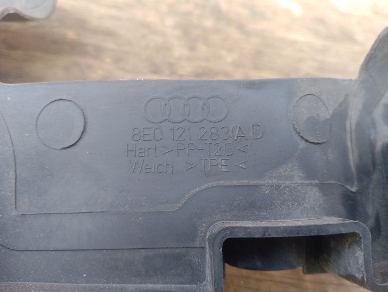 Воздуховод радиатора левый на Audi A4 B7 2.0 BWE / Ауди А4 Б7 2005-2007г.\nОригинал.\nВ отличном состоянии. Без дефектов и повреждений.\nГарантия на установку и проверку.\nКонтрактная запчасть из Японии. \nОтправим в регионы ТК.\nНа этот автомобиль есть и