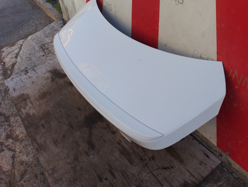 Крышка багажника на БМВ 5 Е60 / BMW 5 Е60 2003-2009г.\nОригинал. Заводская краска, цвет белый.\nВ хорошем состоянии. Есть царапина лкп и маленькая вмятина.\nКонтрактная запчасть из Японии. \nГарантия на установку и проверку.\nОтправим в регионы ТК.\nНа эт