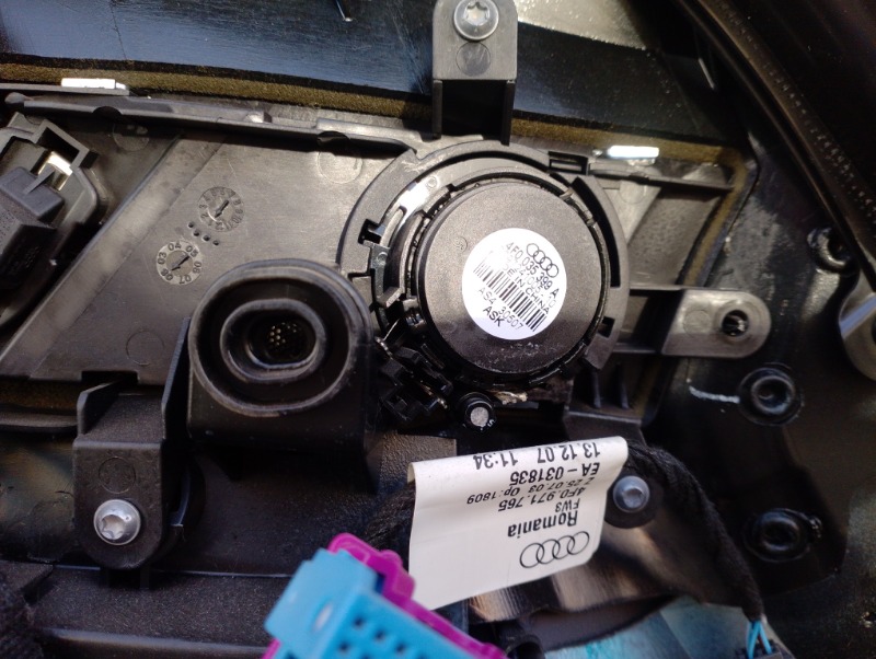 Дверная карта обшивка двери передняя правая на Audi A6 C6 4F / Ауди А6 С6 4Ф 2006-2012г.\nОригинал. Контрактная запчасть из Японии. \nВ отличном состоянии. Без дефектов.\nГарантия на установку и проверку.\nОтправим в регионы ТК.\nНа этот автомобиль есть и