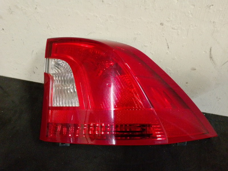 Фонарь задний наружный правый на Volvo S60 II / Вольво 60 С60 2 поколение 2010-2018г.\nОригинал.\nВ отличном состоянии. Без дефектов.\nГарантия на установку и проверку.\nКонтрактная запчасть из Японии. \nОтправим в регионы ТК.\nНа этот автомобиль есть и д