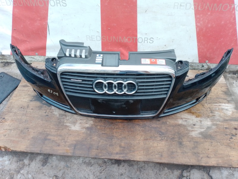 Бампер передний на Audi A4 B7 / Ауди А4 Б7 2005-2007г.\nВ сборе с противо-туманными фарами и решеткой радиатора.\nОригинал. Заводская краска, цвет кузова: черный L8.\nКонтрактная запчасть из Японии. \nВ отличном состоянии. \nЕсть небольшие дефекты лако-кр