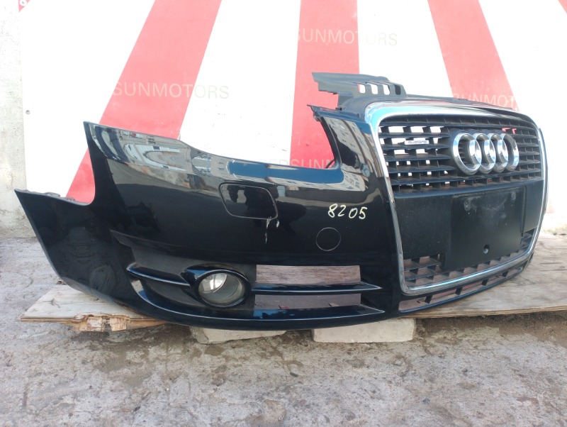 Бампер передний на Audi A4 B7 / Ауди А4 Б7 2005-2007г.\nВ сборе с противо-туманными фарами и решеткой радиатора.\nОригинал. Заводская краска, цвет кузова: черный L8.\nКонтрактная запчасть из Японии. \nВ отличном состоянии. \nЕсть небольшие дефекты лако-кр