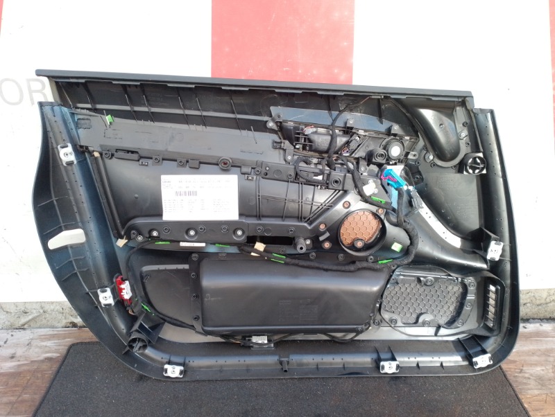 Дверная карта обшивка двери передняя правая на Audi A6 C6 4F / Ауди А6 С6 4Ф 2006-2012г.\nОригинал. Контрактная запчасть из Японии. \nВ отличном состоянии. Без дефектов.\nГарантия на установку и проверку.\nОтправим в регионы ТК.\nНа этот автомобиль есть и