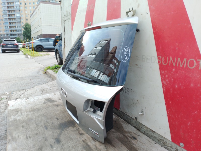 Дверь крышка багажника на Audi A4 B7 / Ауди А4 Б7 2005-2007г.\nОригинал. Заводская краска, цвет кузова серебро, код краски 5B.\nВ отличном состоянии. Есть незначительные дефекты лкп.\nКонтрактная запчасть из Японии. \nГарантия на установку и проверку.\nОт