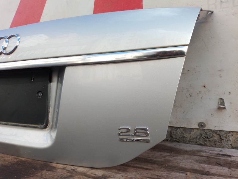 Крышка багажника на Audi A6 C6 4F / Ауди А6 С6 4Ф 2006-2012г.\nОригинал. Заводская краска, цвет кузова серебро, код краски 5B.\nВ отличном состоянии. Без дефектов.\nКонтрактная запчасть из Японии. \nГарантия на установку и проверку.\nОтправим в регионы ТК