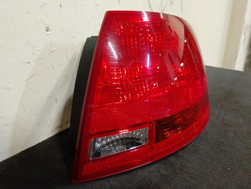Фонарь задний наружный правый на Audi A4 B7 / Ауди А4 Б7 2005-2007г универсал.\nОригинал.\nВ отличном состоянии. Без дефектов.\nГарантия на установку и проверку.\nКонтрактная запчасть из Японии. \nОтправим в регионы ТК.\nНа этот автомобиль есть и другие з
